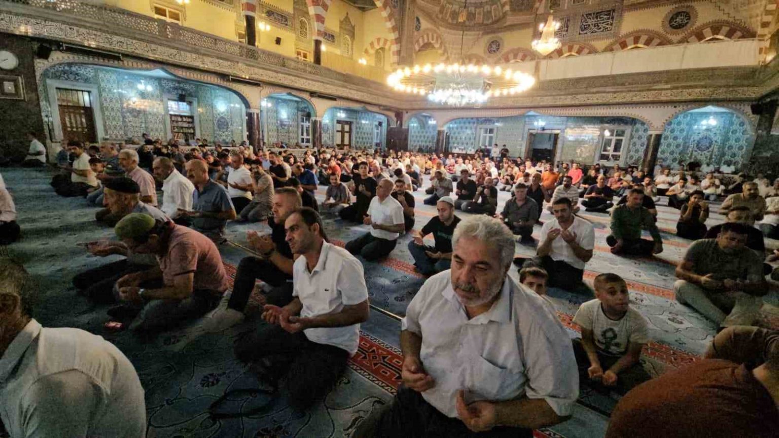 elazigda-mevlid-kandilinde-camiler-doldu