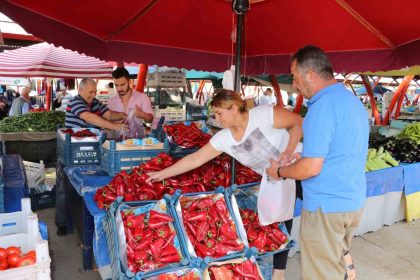 erzincanda-salcalik-domates-ve-biberler-tezgahlarda
