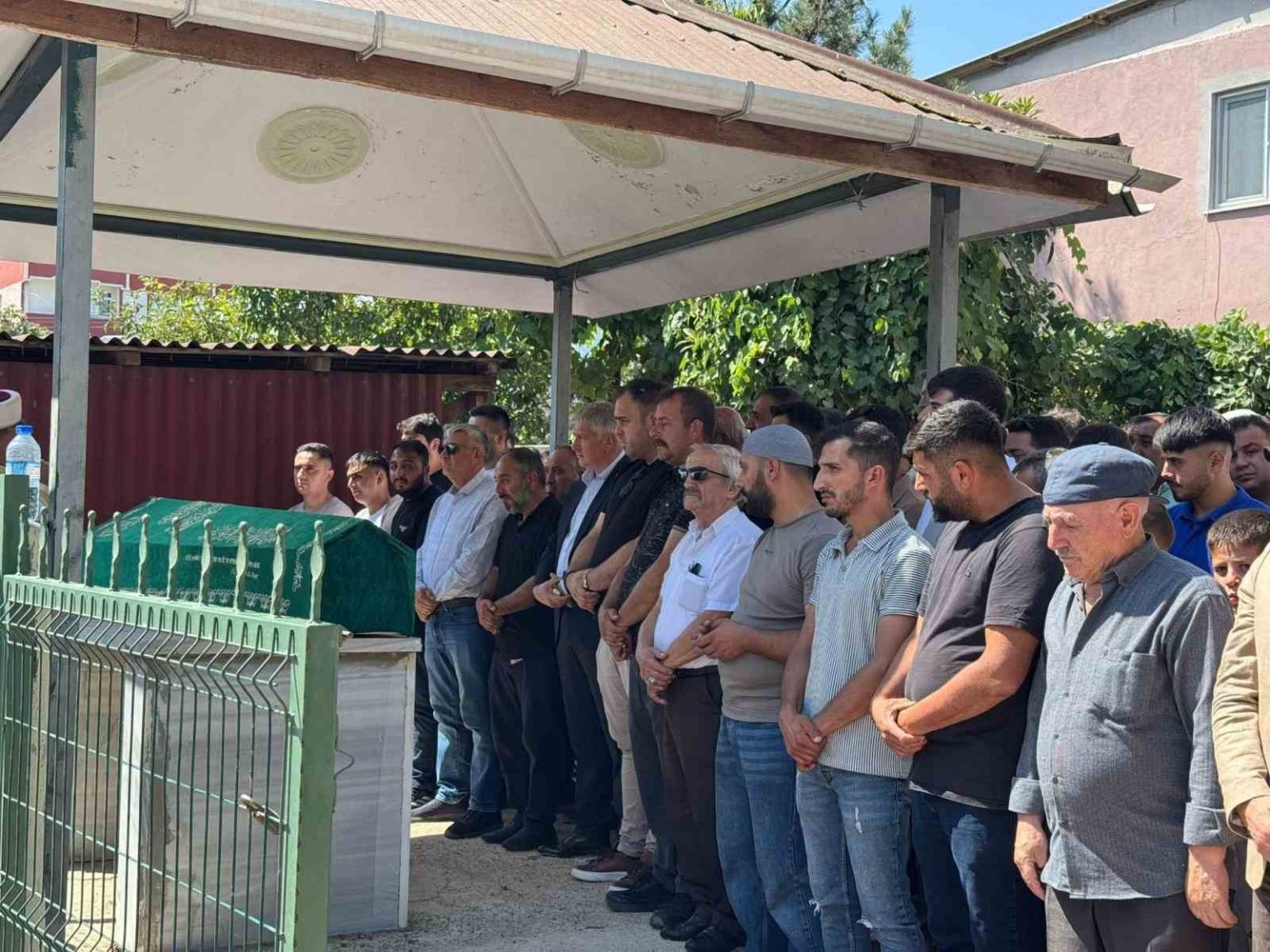 fabrikada-zehirlenerek-hayatini-kaybeden-isci-topraga-verildi