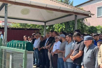 fabrikada-zehirlenerek-hayatini-kaybeden-isci-topraga-verildi