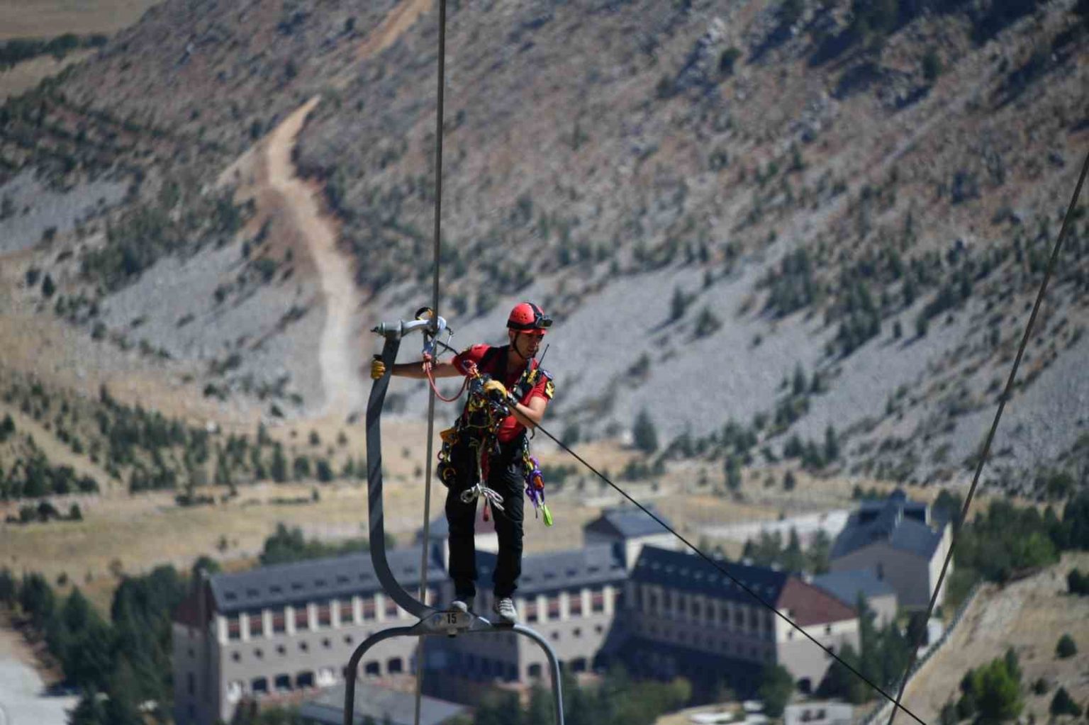 ispartada-bin-850-rakimda-teleferikte-nefes-kesen-kurtarma-tatbikati