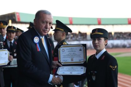 jandarma-astsubay-meslek-yuksekokulu-birincisi-gulsena-erken-diplomasini-cumhurbaskani-erdoganin-elinden-aldi