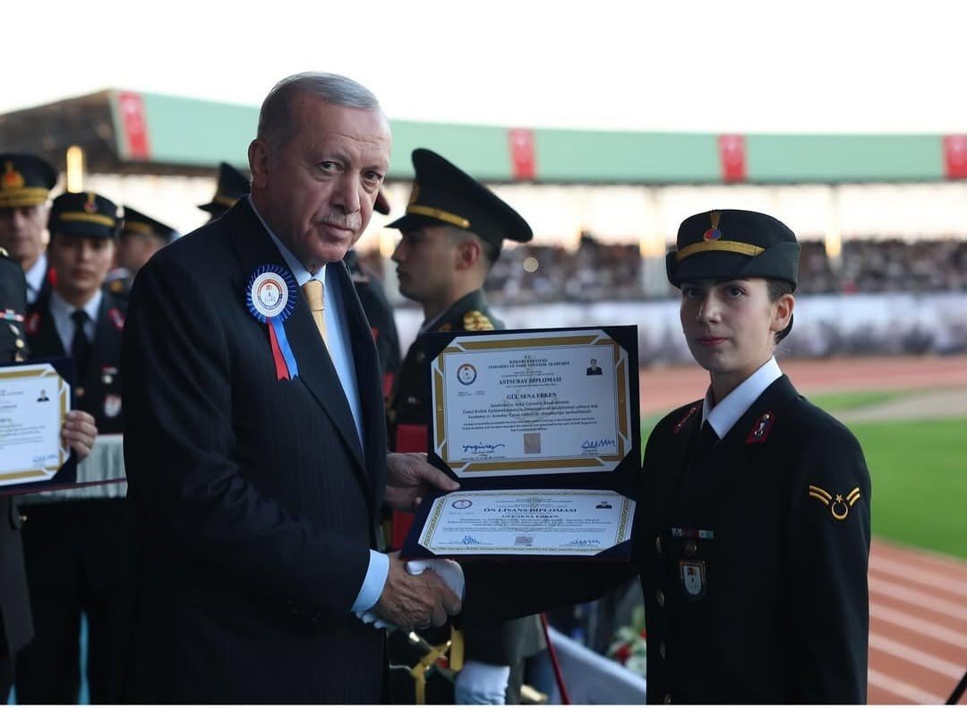 jandarma-astsubay-meslek-yuksekokulu-birincisi-gulsena-erken-diplomasini-cumhurbaskani-erdoganin-elinden-aldi