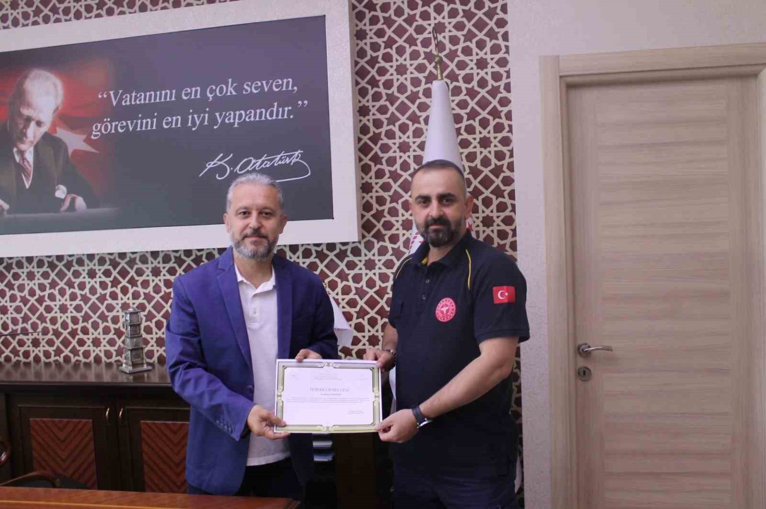 kagit-toplayici-cocuga-ayakkabilarini-veren-saglik-ekibine-tesekkur