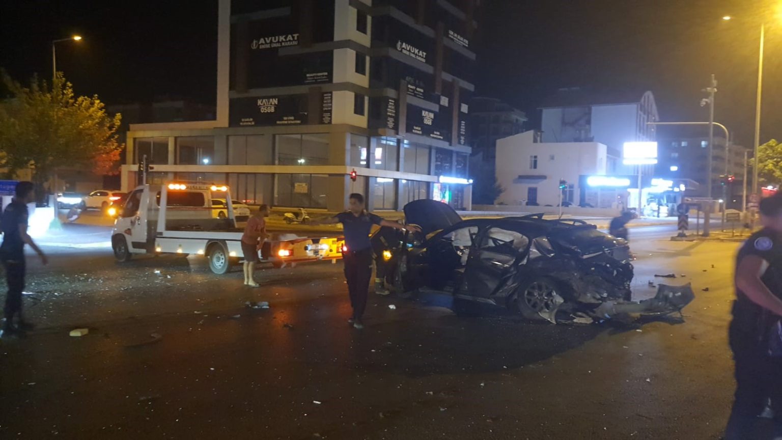 kavsaga-cikan-otomobili-adeta-bicti-surucu-aractan-firladi-3-yarali