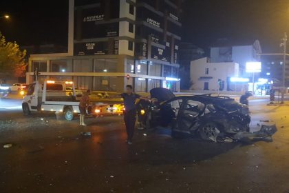 kavsaga-cikan-otomobili-adeta-bicti-surucu-aractan-firladi-3-yarali