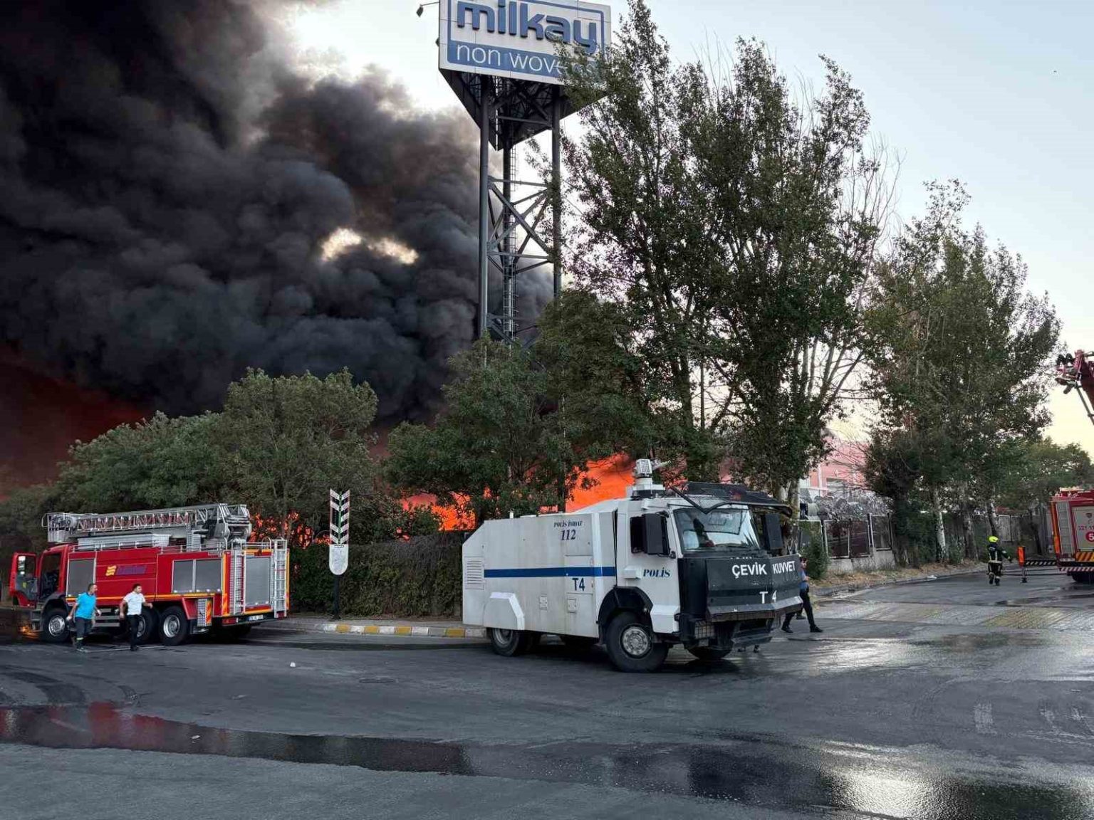 kayseride-fabrika-yangini-cok-sayida-ekip-mudahale-ediyor