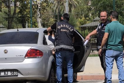 kendini-polis-olarak-tanitip-yasli-vatandaslari-dolandiran-supheli-nazillide-yakalandi