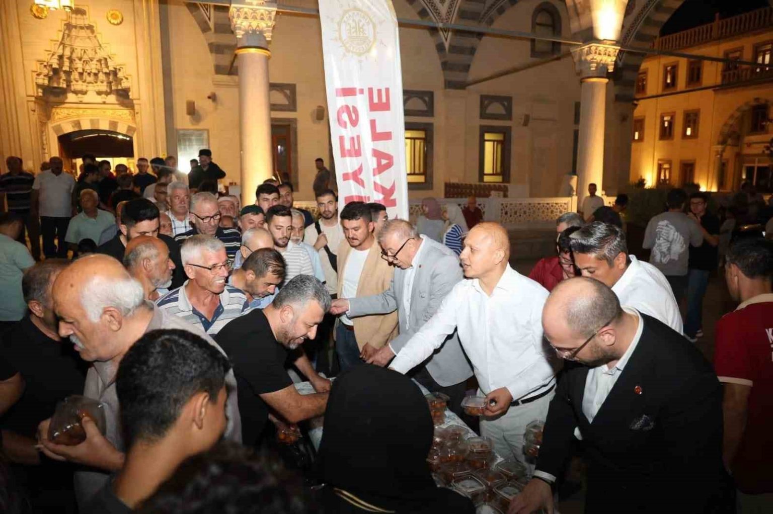kirikkale-belediyesinden-kandil-programinda-lokma-ikrami