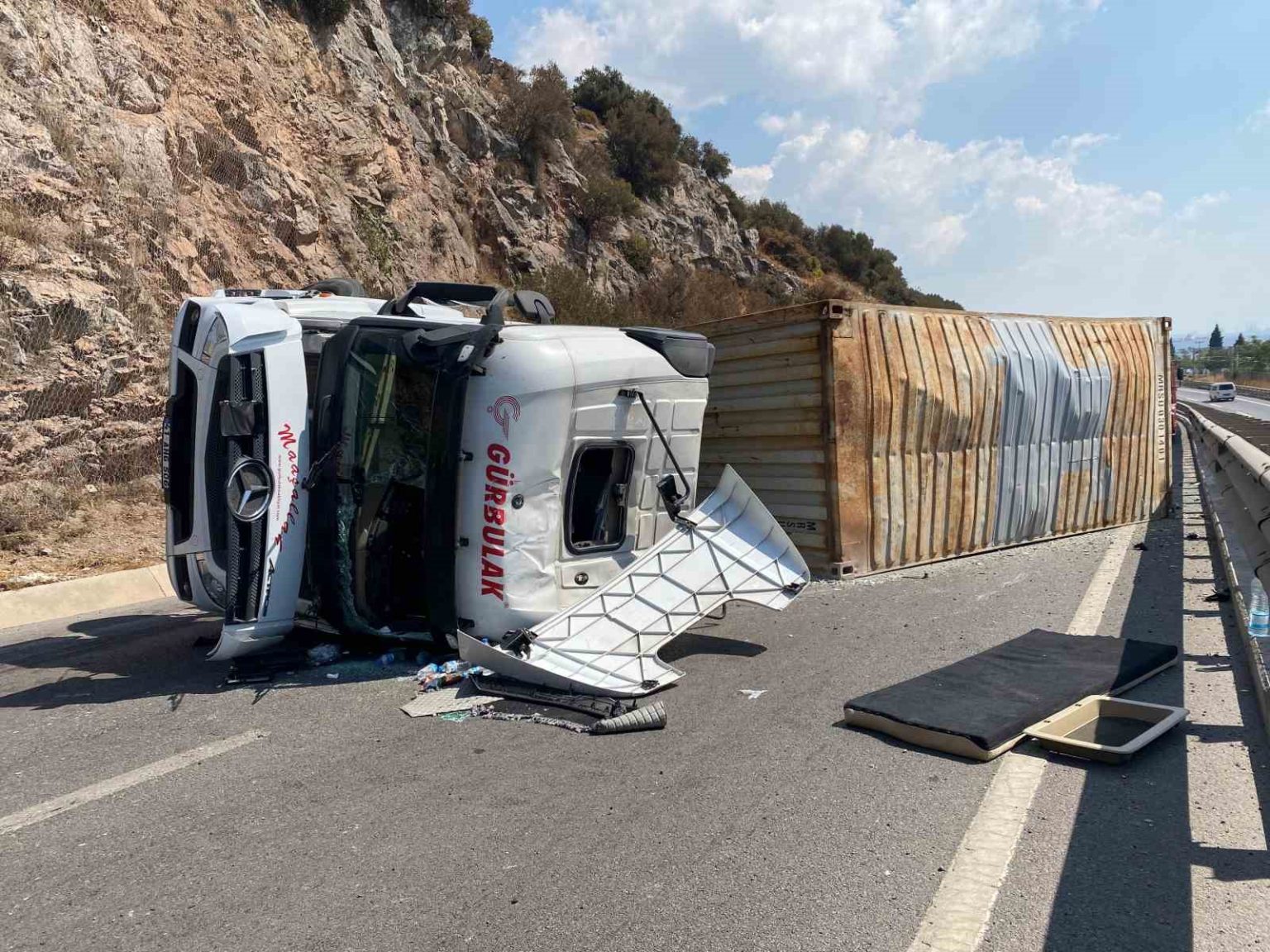kocaelinde-tir-devrildi-surucu-yaralandi-istanbul-istikameti-trafige-kapandi