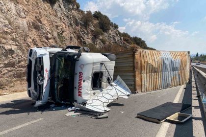 kocaelinde-tir-devrildi-surucu-yaralandi-istanbul-istikameti-trafige-kapandi