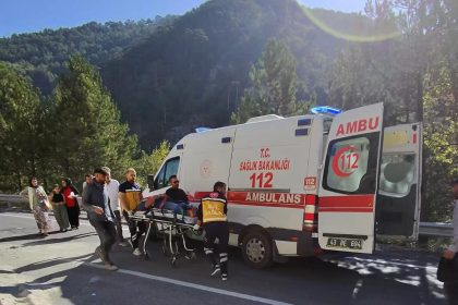 kutahyada-yol-calismasindaki-isciye-otomobil-carpti