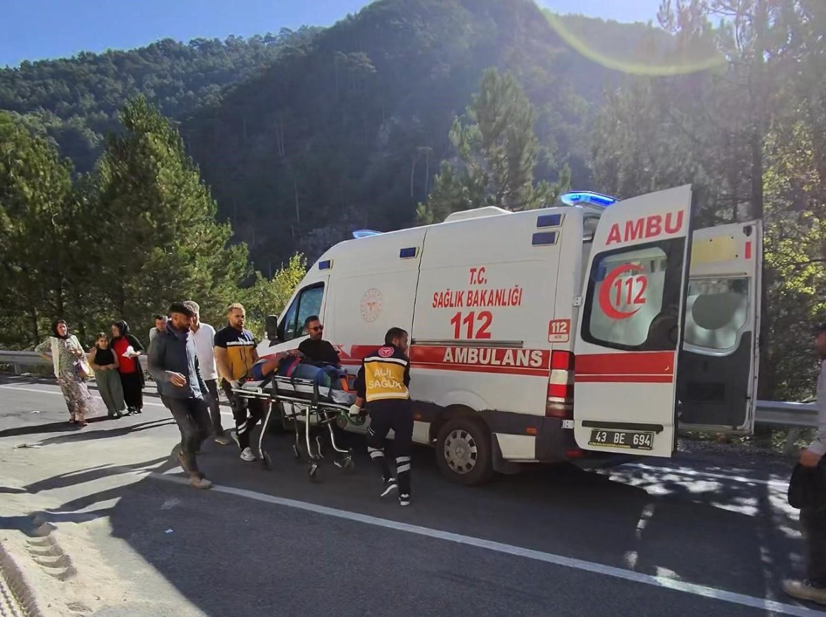 kutahyada-yol-calismasindaki-isciye-otomobil-carpti