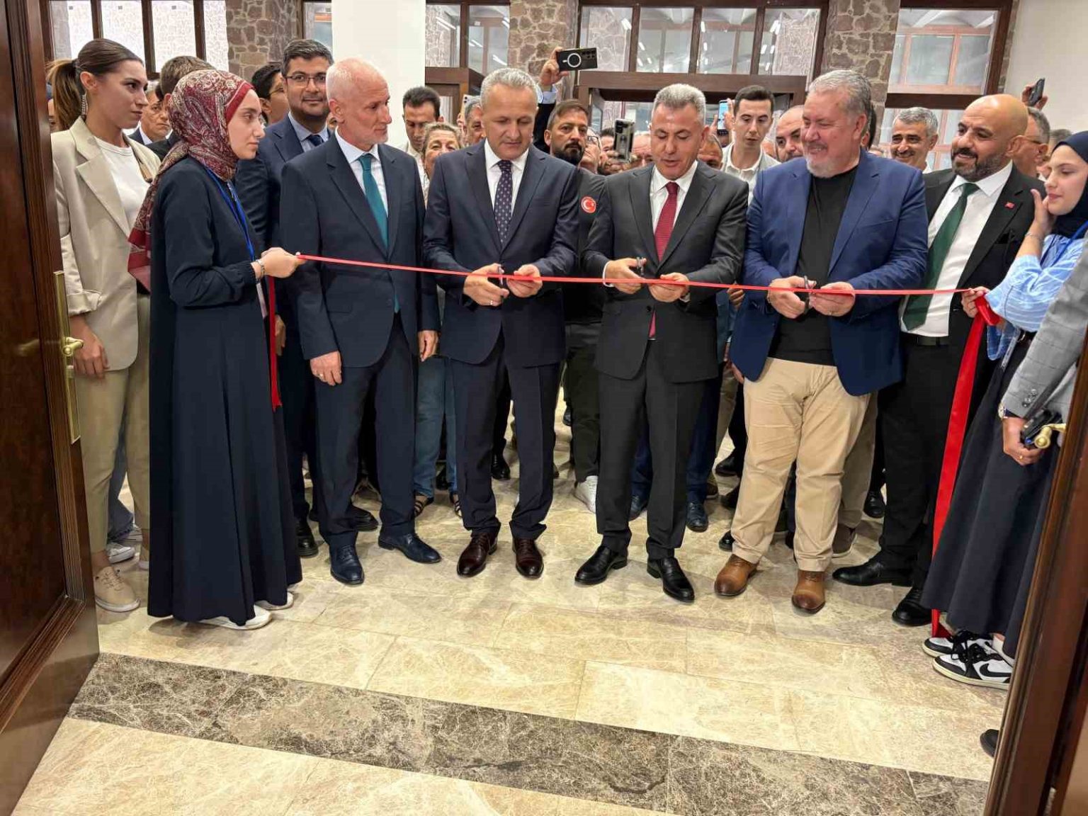 kutsal-emanetler-izmirde-ziyarete-acildi