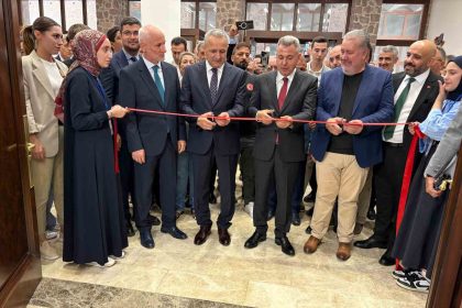 kutsal-emanetler-izmirde-ziyarete-acildi