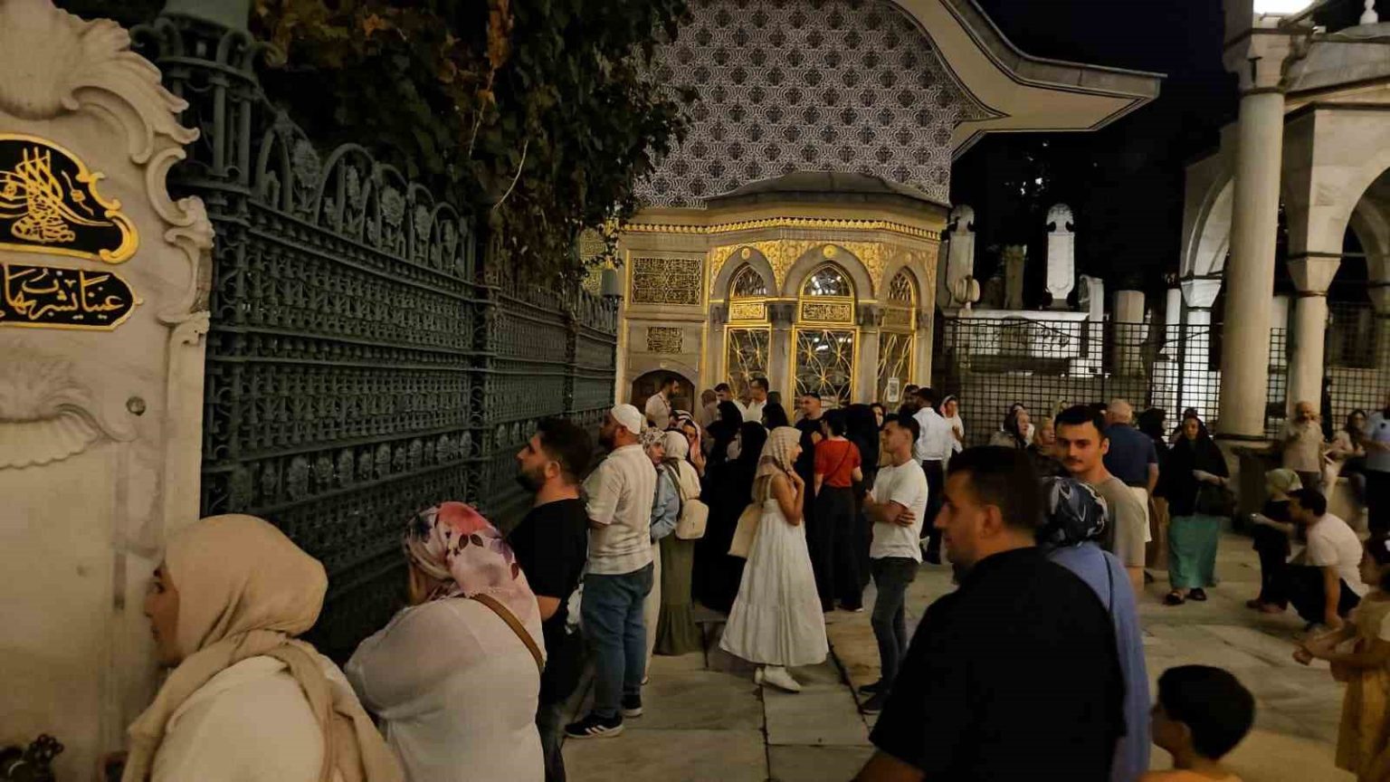 mevlid-kandilinde-vatandaslar-eyupsultan-camiine-akin-etti