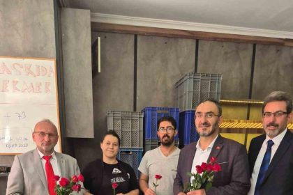 mevlit-kandilini-gul-dagitarak-kutladilar