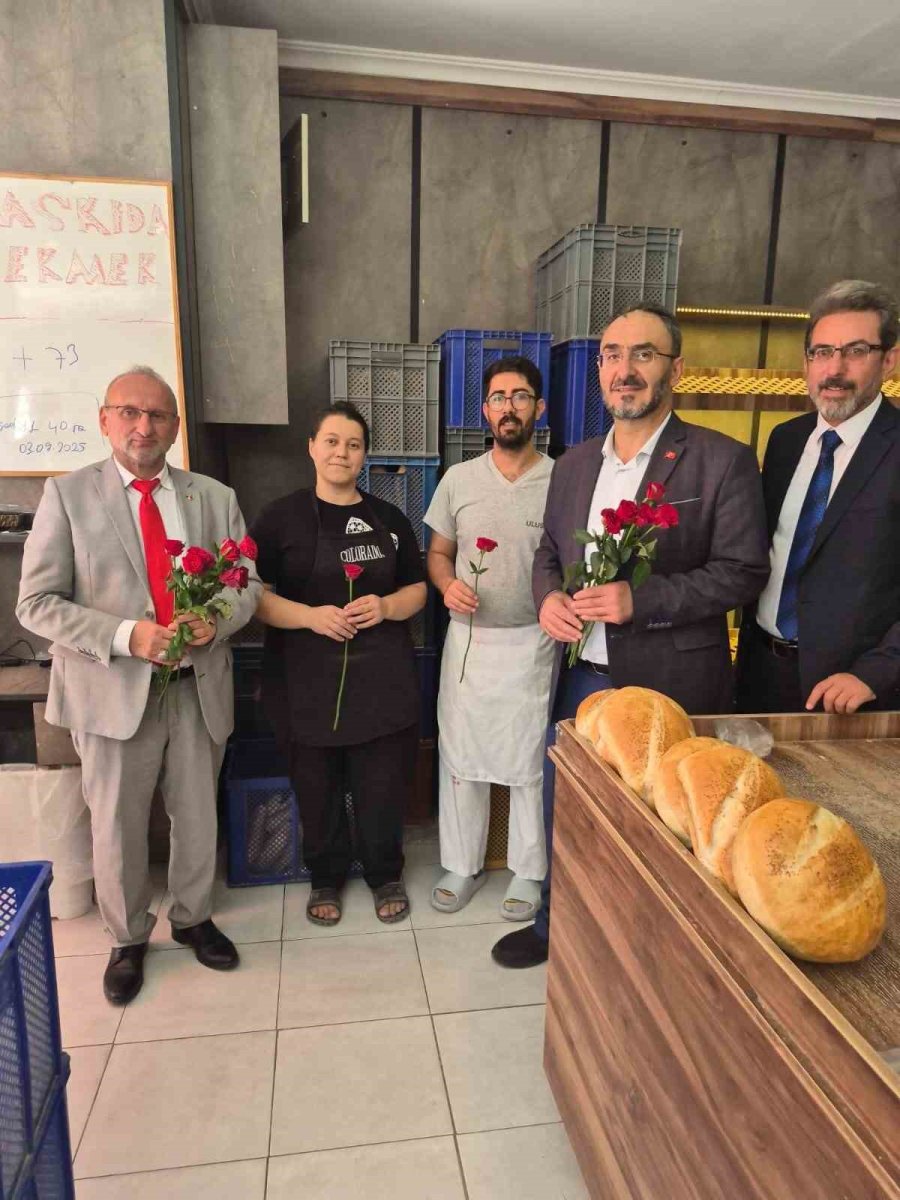 mevlit-kandilini-gul-dagitarak-kutladilar