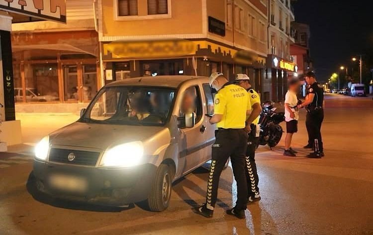 modifiye-ve-abarti-egzoz-denetiminde-5-arac-trafikten-men-edildi