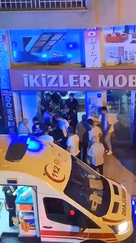 motosiklet-mobilya-magazasina-girdi-1-yarali