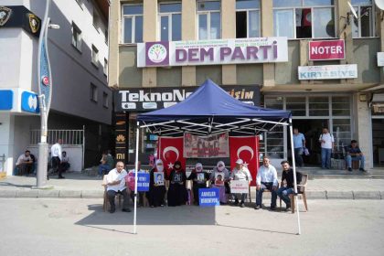 musta-ailelerin-evlat-nobeti-suruyor