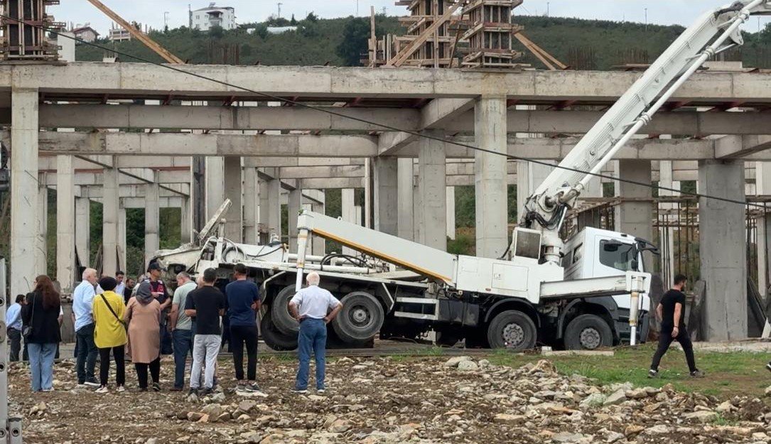 orduda-insaatta-beton-mikseri-devrildi-1-olu