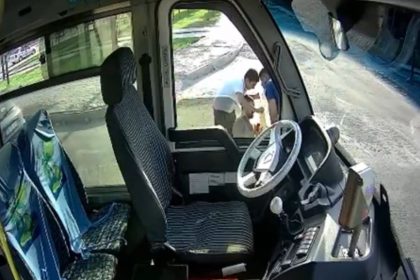 otobus-soforune-bicakli-saldiri-kamerada