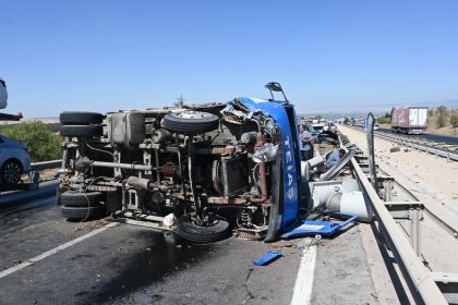 otomobilin-carptigi-trafo-yuklu-kamyon-devrildi-2-yarali