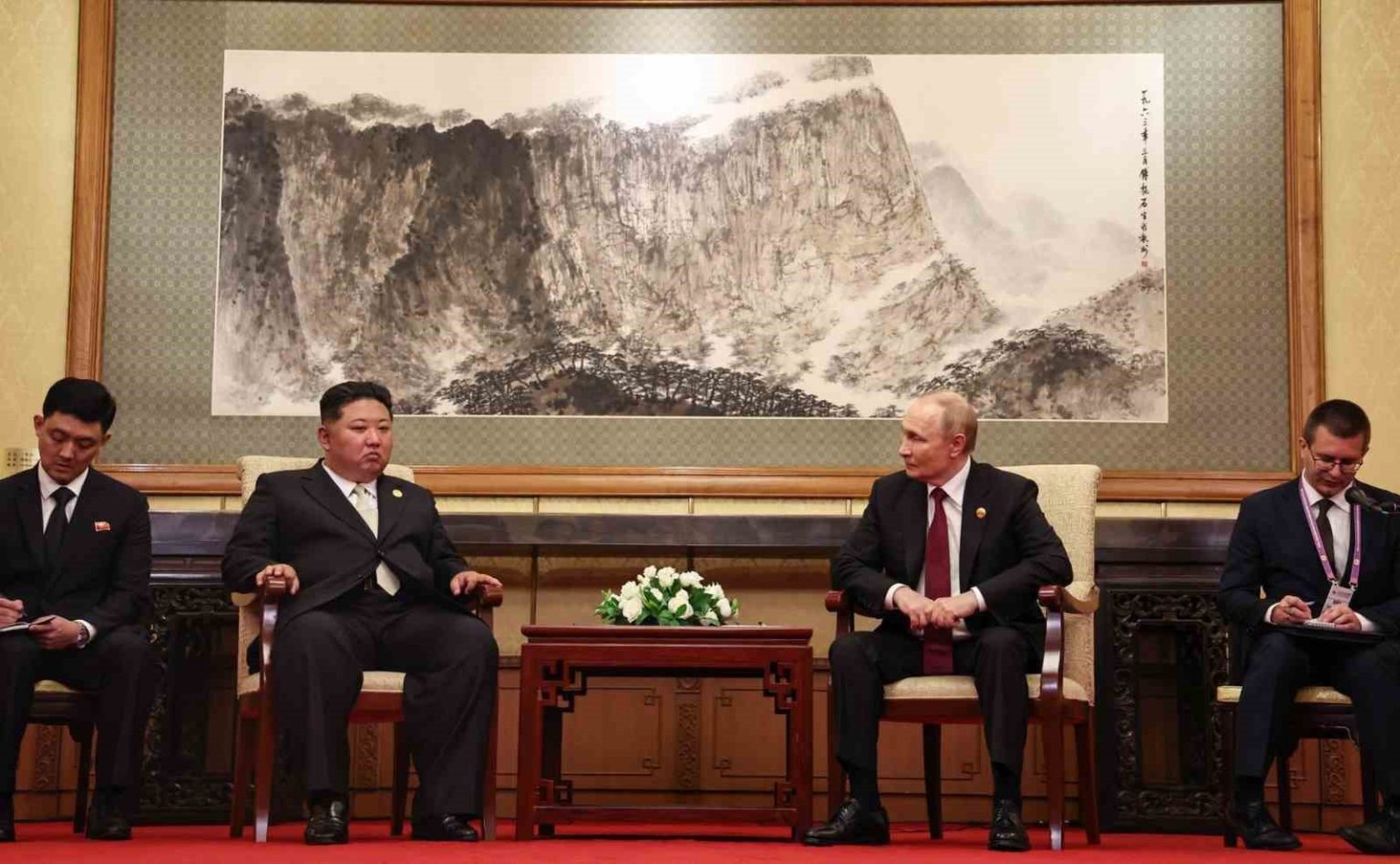 rusya-devlet-baskani-putin-kuzey-kore-lideri-kim-ile-bir-araya-geldi