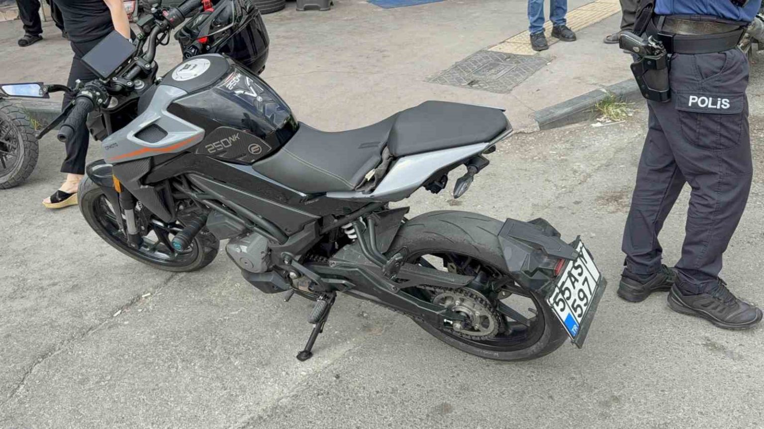 samsunda-motosiklet-yayaya-carpti