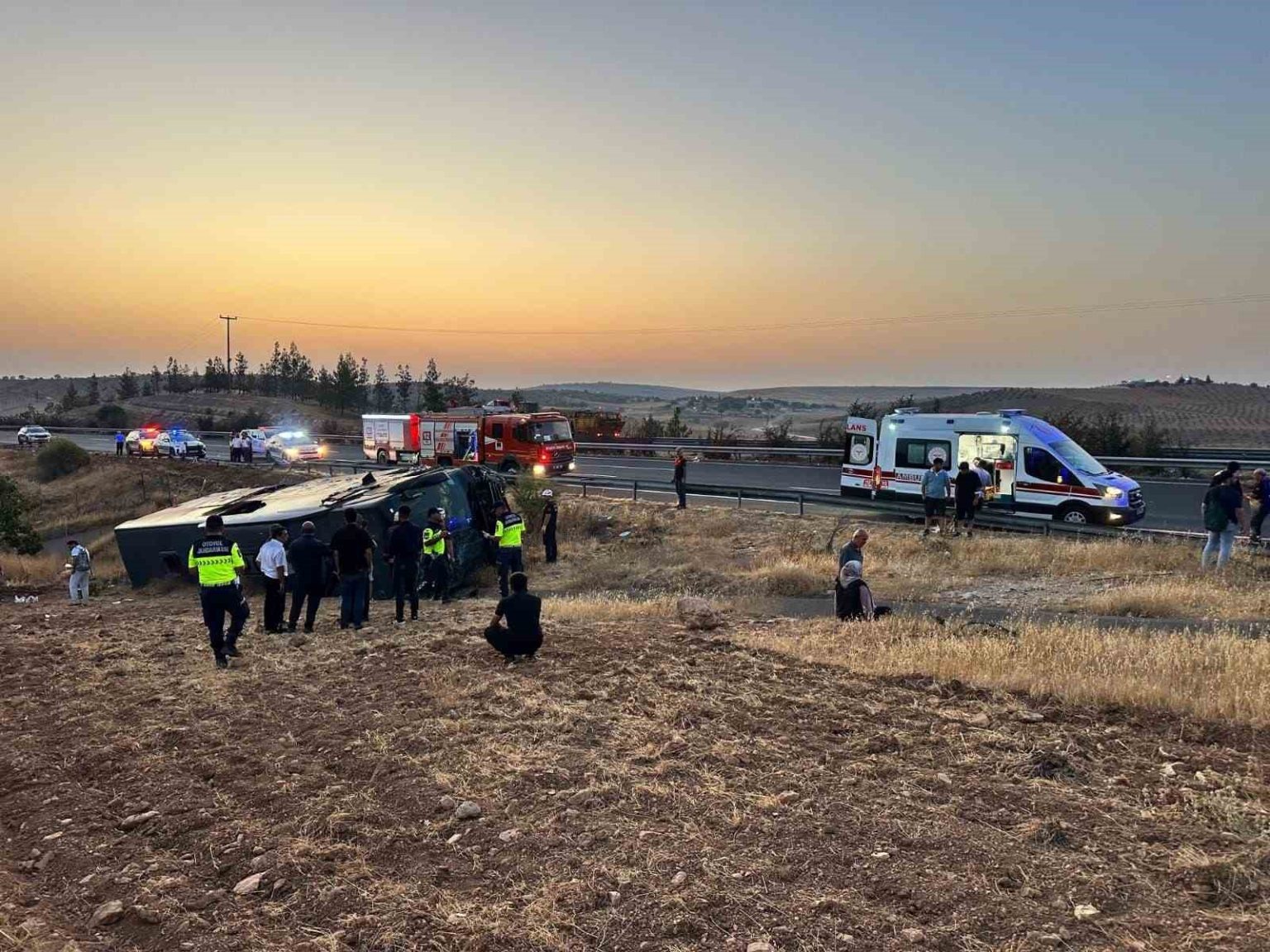 sanliurfada-yolcu-otobusu-devrildi-27-yarali
