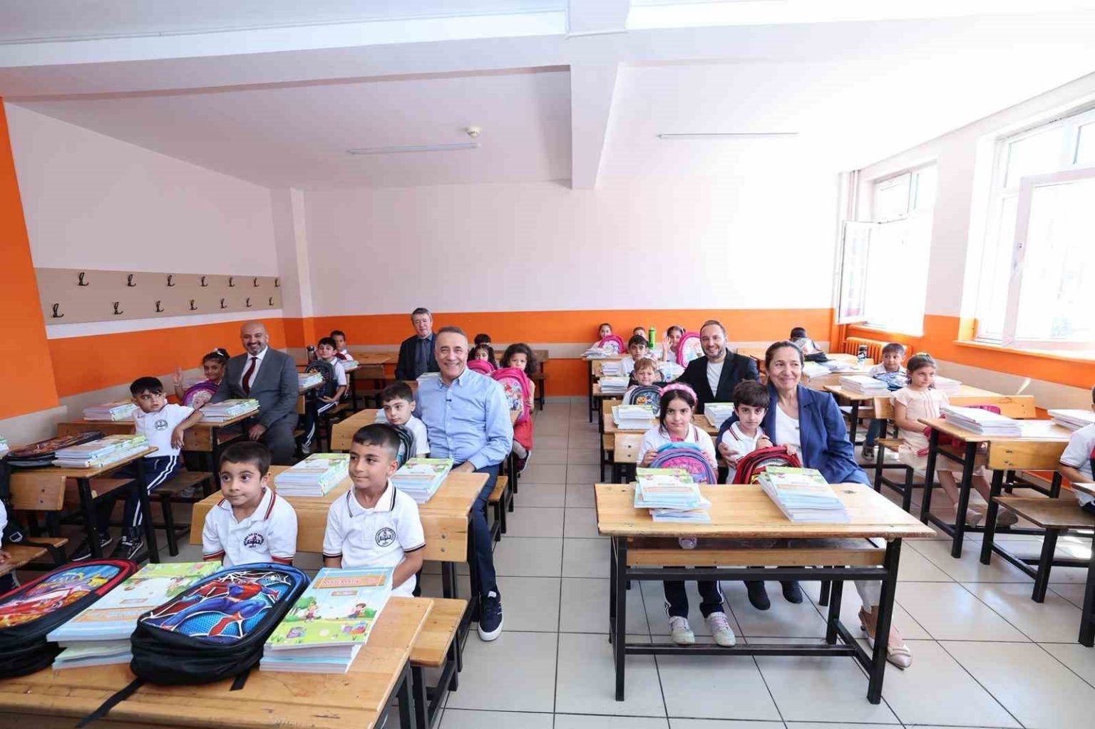 sultangazi-belediyesinden-ogrencilere-canta-ve-kirtasiye-seti-hediyesi