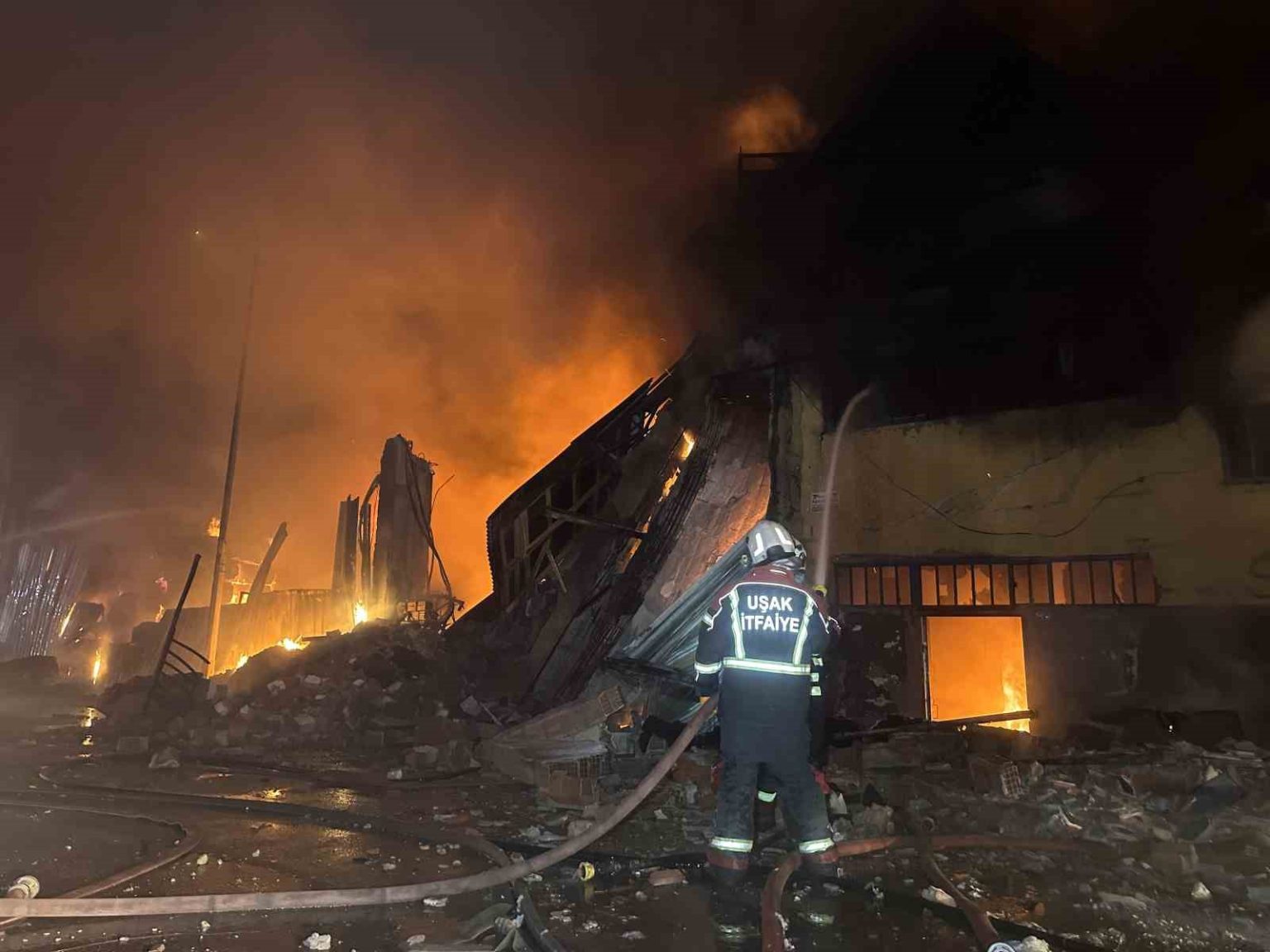 tekstil-deposu-ve-fabrikada-cikan-yangin-kontrol-altinda-1i-itfaiye-eri-2-yarali