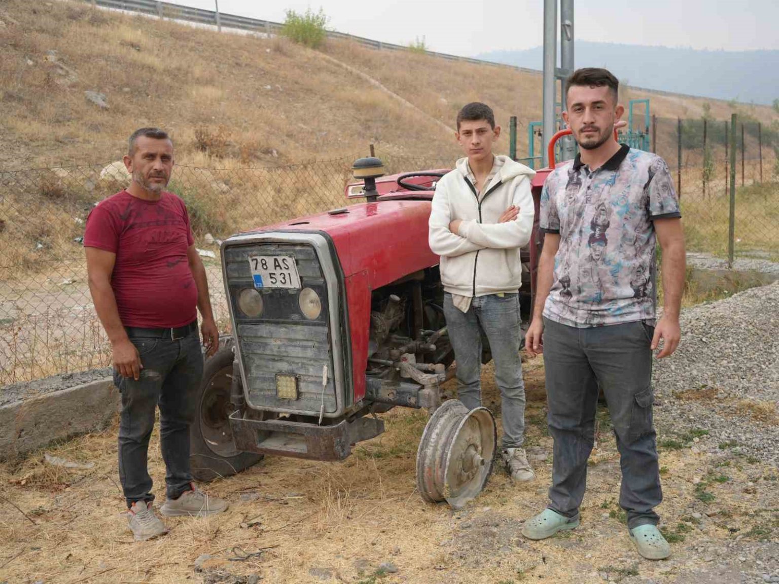 traktorun-tekerligi-patladi-jant-uzerinde-orman-ekiplerine-su-tasidilar