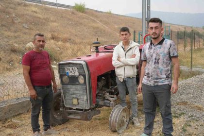 traktorun-tekerligi-patladi-jant-uzerinde-orman-ekiplerine-su-tasidilar