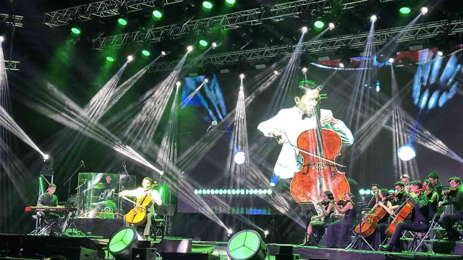 turkceyi-dizilerden-ogrenen-kazak-cellist-oktyabr-dizi-muzikleriyle-hayran-birakti