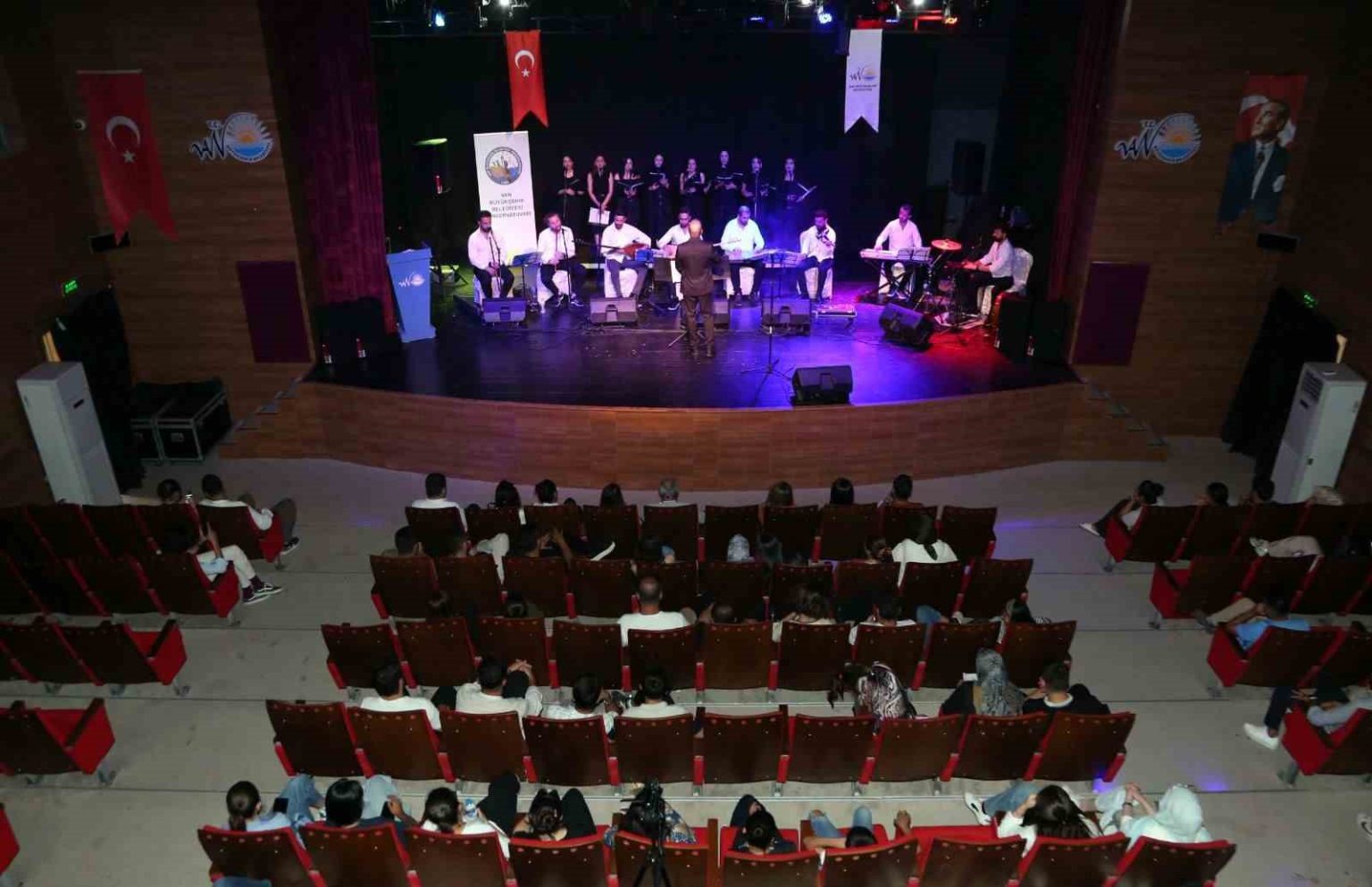 van-buyuksehir-belediyesi-konservatuvarindan-turk-halk-muzigi-ziyafeti