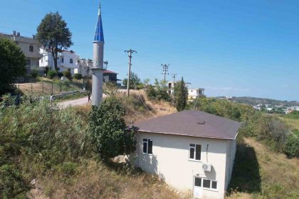 yalovada-bir-kismi-sahsa-ait-arazide-kalan-cami-icin-yikim-karari