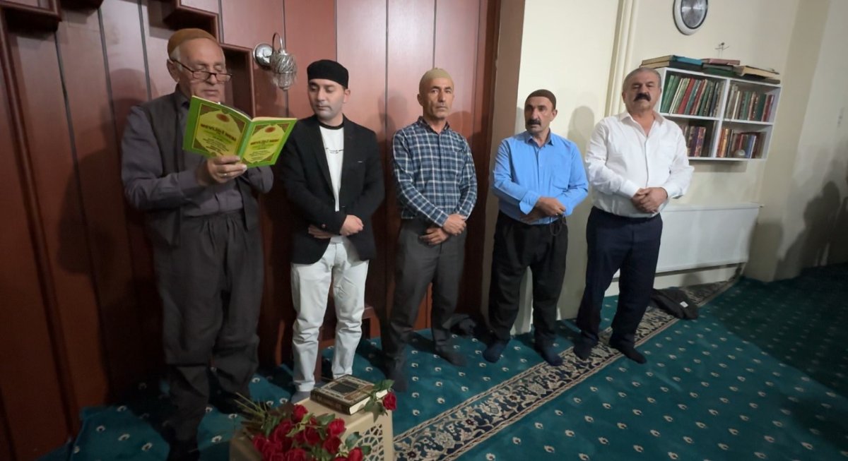 yuksekovada-mevlid-kandili-coskusu-gul-serbet-ve-tatli-ikrami-renkli-anlar-yasatti