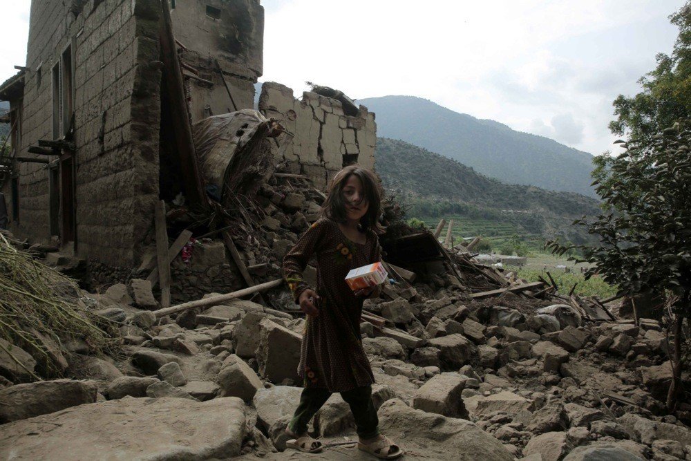 afganistandaki-depremde-can-kaybi-2-bini-gecti