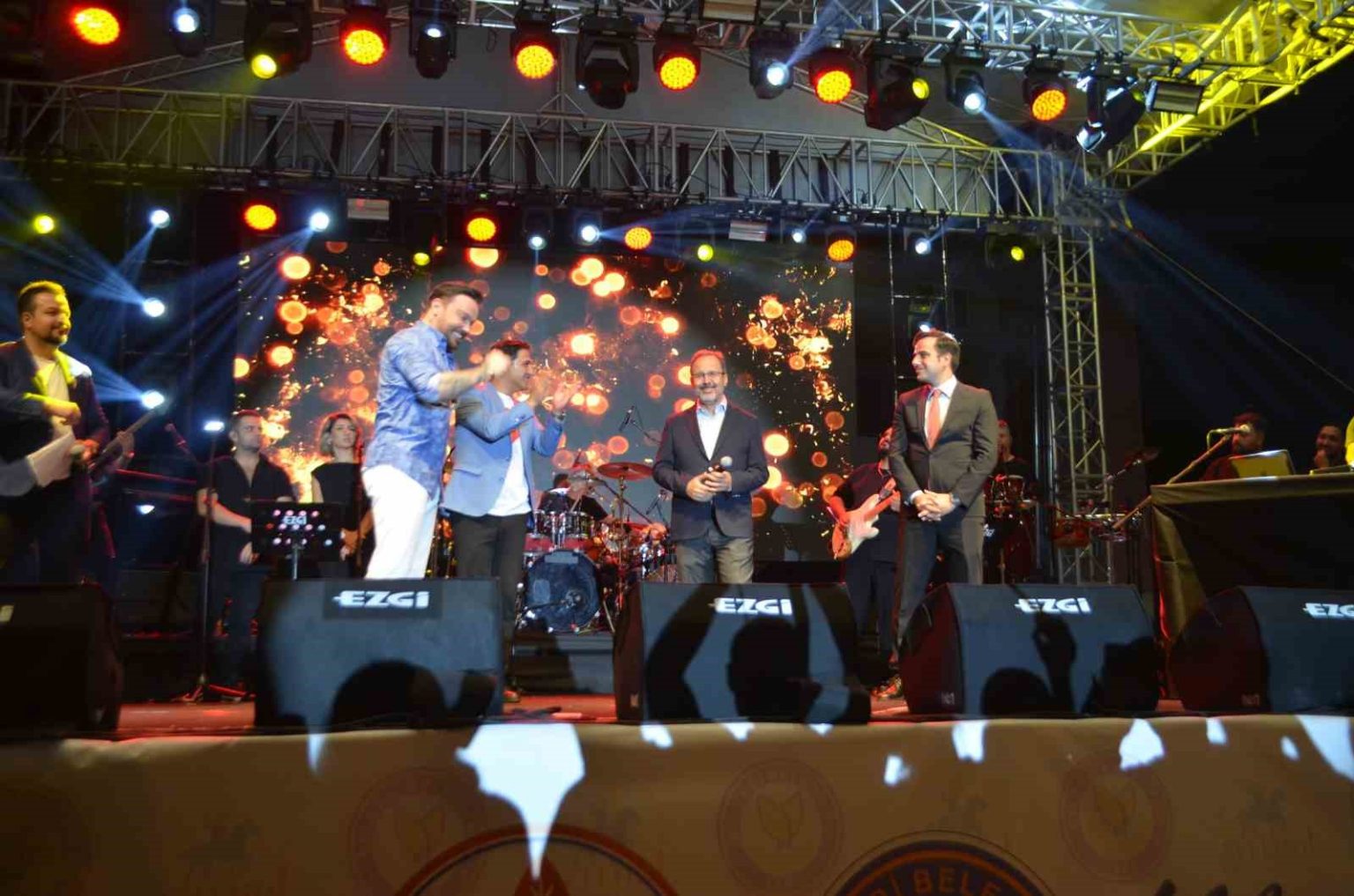 ak-partili-kasapoglu-sahnede-sinan-akcila-eslik-etti
