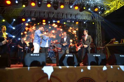 ak-partili-kasapoglu-sahnede-sinan-akcila-eslik-etti