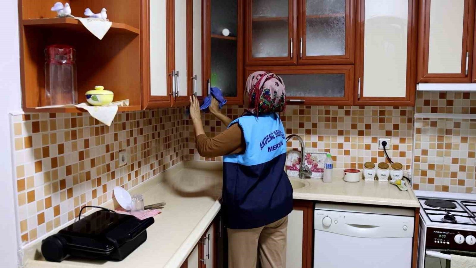 akdeniz-belediyesinin-evde-temizlik-hizmeti-suruyor