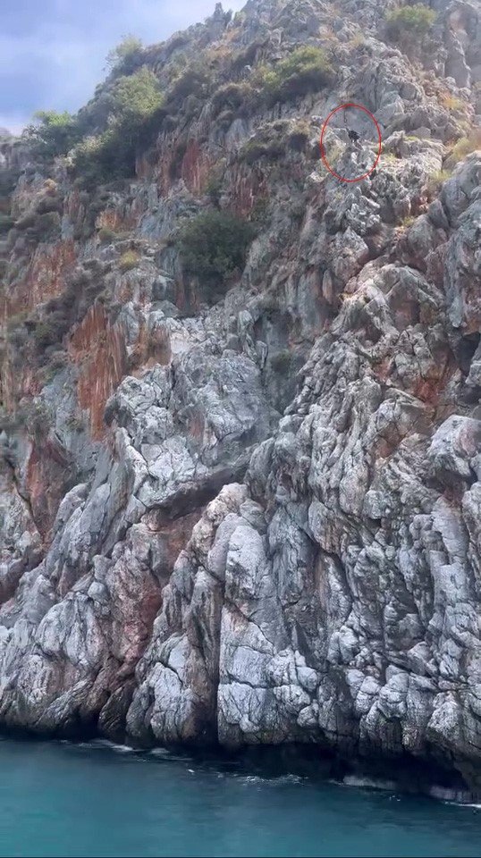 alanyada-denize-olumune-atlayis