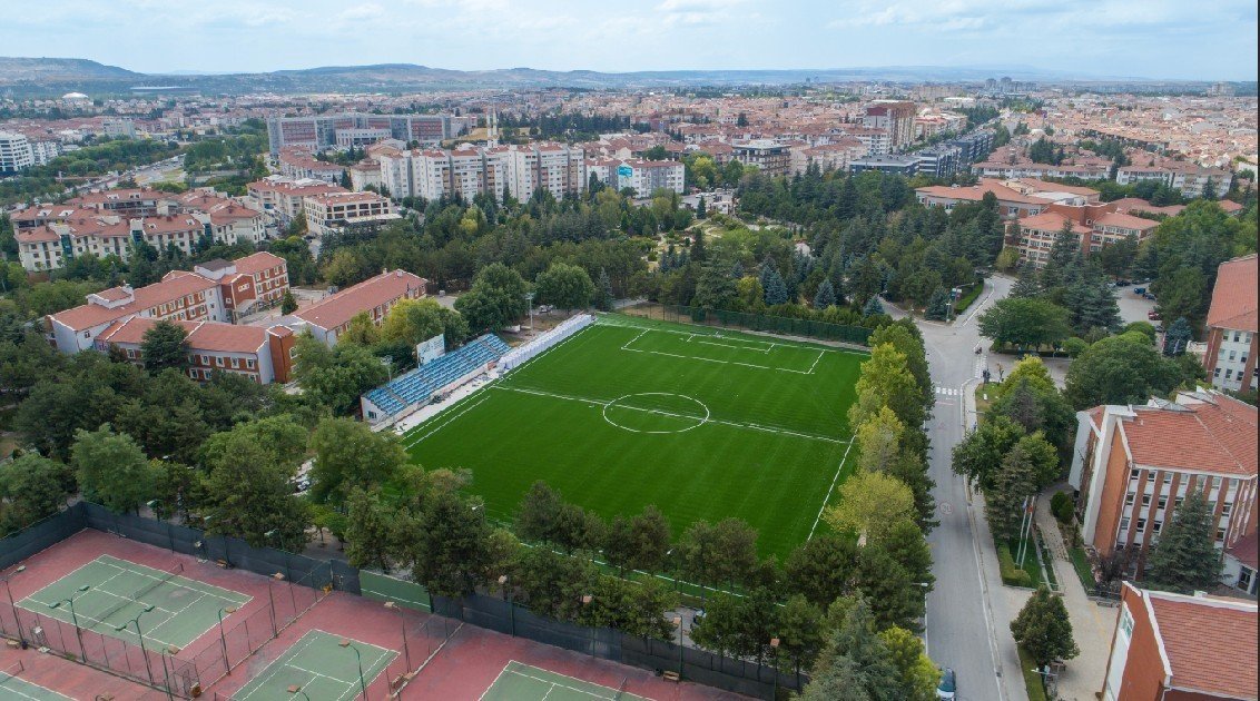 anadolu-universitesi-ogrencilerine-sportif-acidan-guclu-bir-kampus-yasami-sunuyor