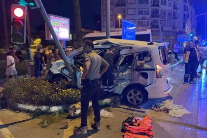antalyada-kirmizi-isik-ihlali-kazayi-da-beraberinde-getirdi-3u-agir-6-yarali