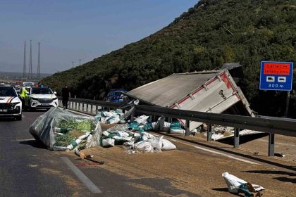 antalyada-tir-devrildi-ortalik-savas-alanina-dondu-genc-surucu-hayatini-kaybetti