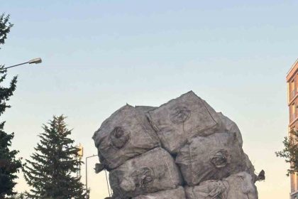 asiri-yukle-trafikte-ilerleyip-tepkilere-neden-oldu