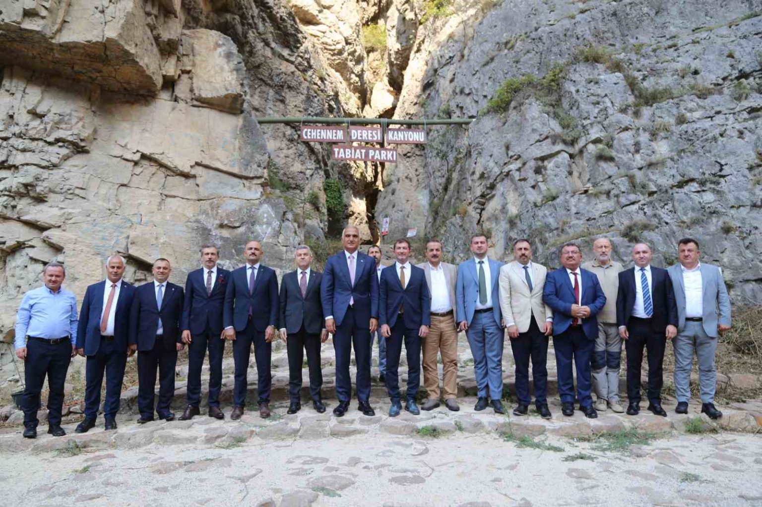 bakan-ersoy-cehennem-deresi-kanyonunda-incelemelerde-bulundu