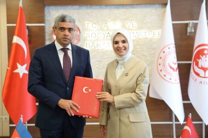 bakan-goktas-azerbaycan-calisma-ve-halkin-sosyal-korumasi-bakani-aliyev-ile-bir-araya-geldi